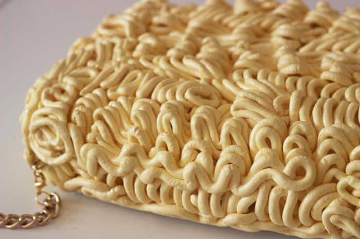 Tas berbentuk mie instan ini terbuat dari foam busa yang cukup padat