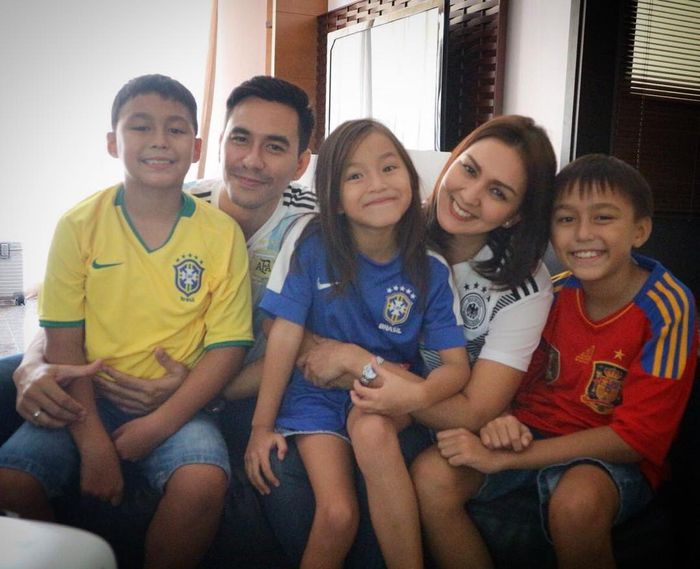 (ki-ka) Diego dengan jersey Brazil, Darius dengan jersey Argentina, Sabrina dengan jersey Brazil, Donna dengan jersey Jerman dan Lionel dengan jersey Spanyol