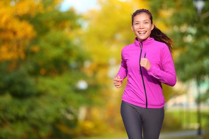 Jalan cepat, jogging ringan dan olahraga aerobik ringan adalh beberapa olahraga yang direkomendasika