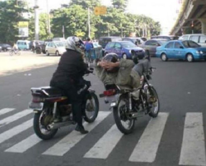  Kelakuan Konyol Para Pengendara Sepeda Motor di Indonesia