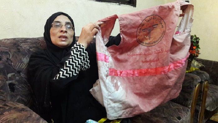 

Sabreen membawa jas medis putrinya, Razzan al Najjar