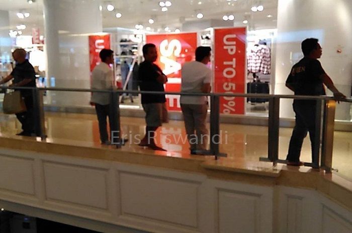 Sekumpulan pria yang sedang menunggu istrinya belanja