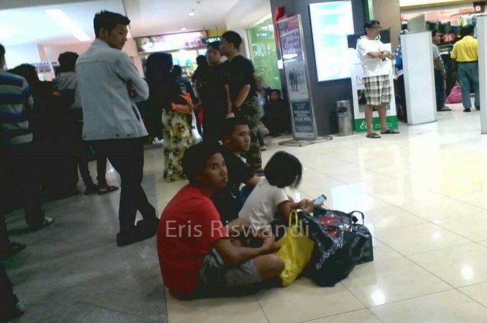 Para pria menunggu istrinya yang sedang belanja