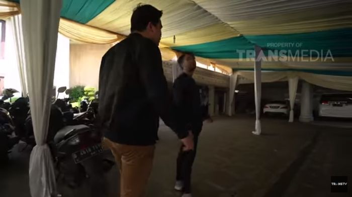 Halaman rumah Anang Hermansyah