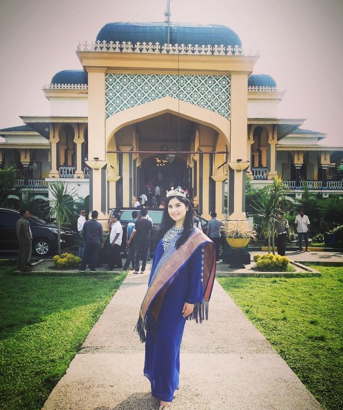 Annisa Pohan terlihat anggun mengenakan kaftan bernuansa biru yang tampak matching dengan kain ulos