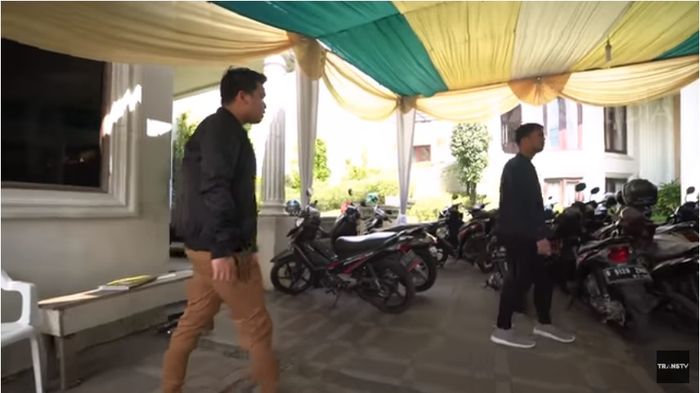 Belasan motor bebek terpakir di halaman rumah Anang