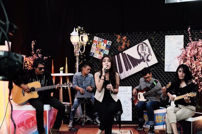 Monica Imas, vokalis band The Sign