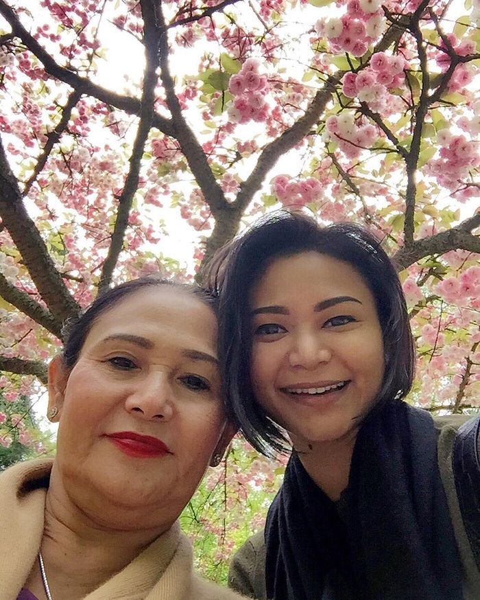 Kartika Sari dan ibunya