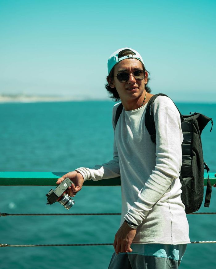 Gaya Adipati Dolken memang selalu kekinian
