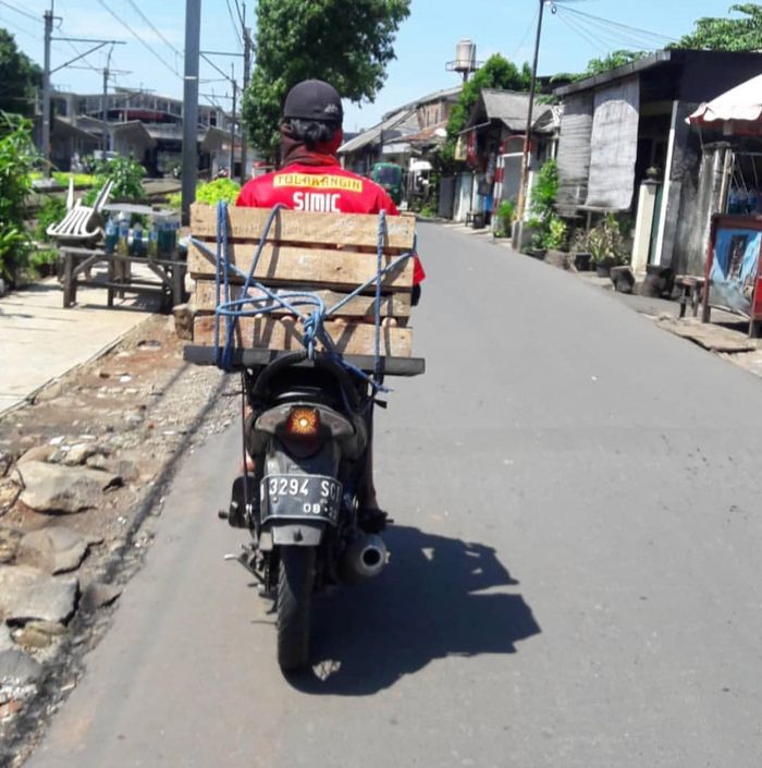 Simic mengunggah foto seorang laki-laki mengendarai motor dan membawa telur serta mengenakan jersey dengan namanya.