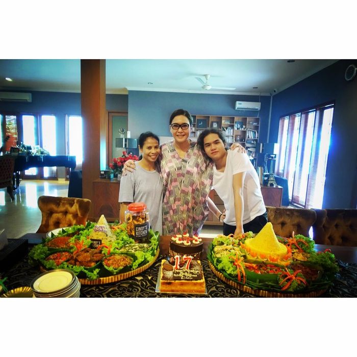 Ruang santai san ruang makan Maia Estianty