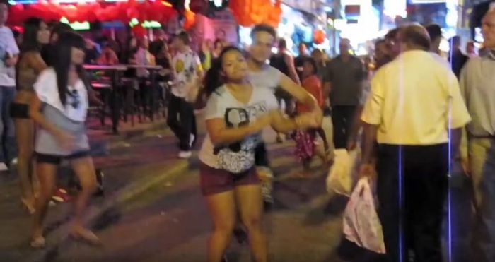 Seorang wanita dilecehkan di depan umum oleh seorang pria asing.