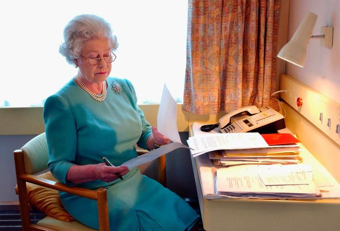 Ratu Elizabeth bekerja di ruang kerjanya di dalam Royal Train