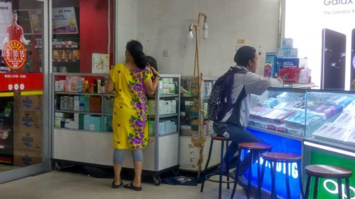 Konter kosmetik tempat Rika bekerja