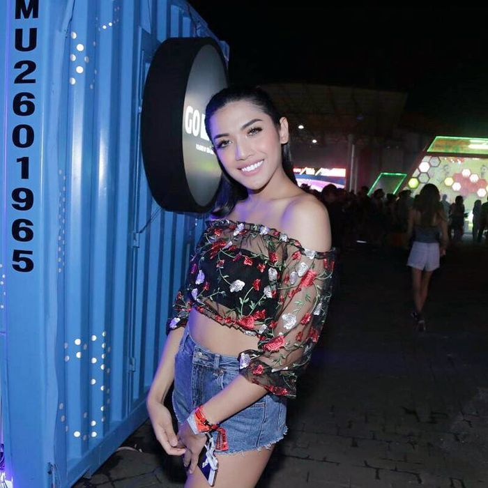 Millen Cyrus dengan gaya busana seksi