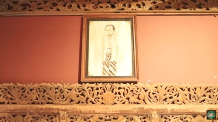 Satu lukisan kuno yang ada di dalam vila milik Ahmad Dhani.