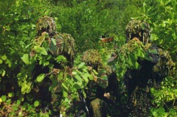 Kamuflase prajurit TNI dan penggunaan sumpit sebagai senjata menjadikan keefektifan bagi jalannya misi