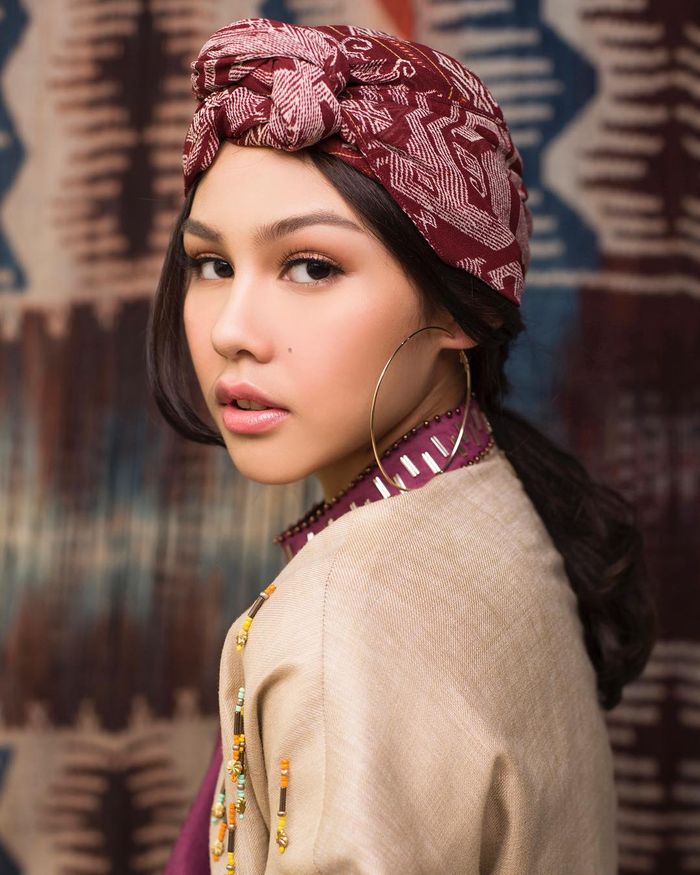 Vanesha Prescilla tampil mengenakan turban