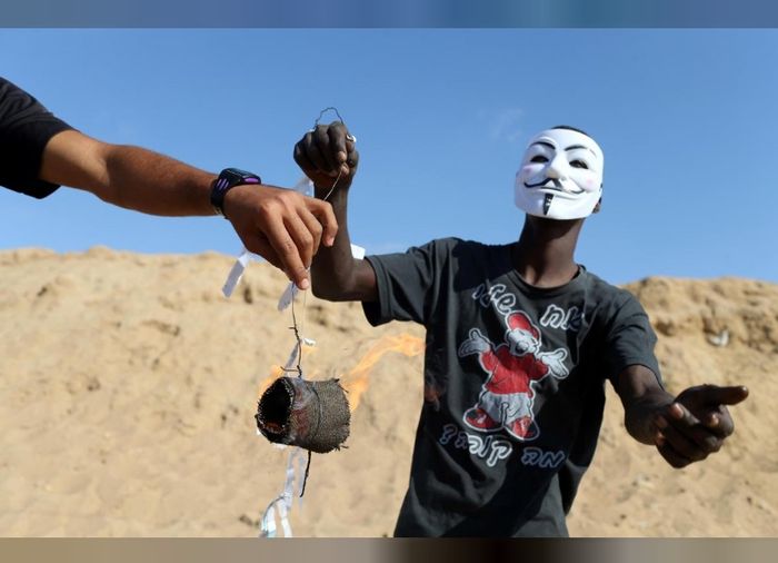 Warga Palestina bersiap untuk menerbangkan layang-layang