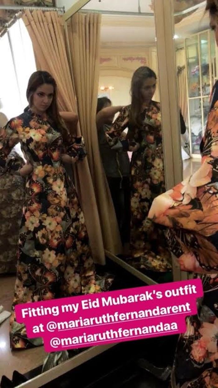 Nia terlihat sedang mencoba busana lebarannya | Instagram @ramadhaniabakrie