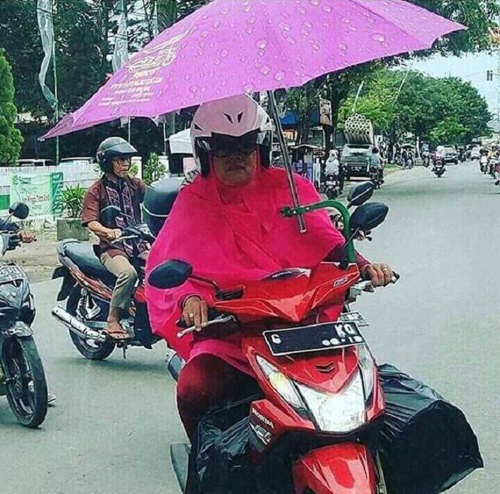 Penampilan ibu-ibu saat naik motor