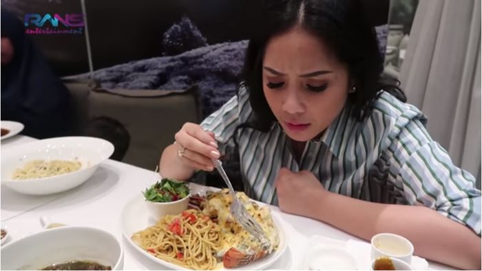 Nagita Slavina kuliner di salah satu restoran