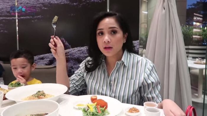 Nagita Slavina cicipi berbagai macam makanan