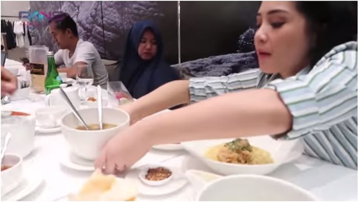 Nagita Slavina berbagai makanan satu piring dengan asistennya