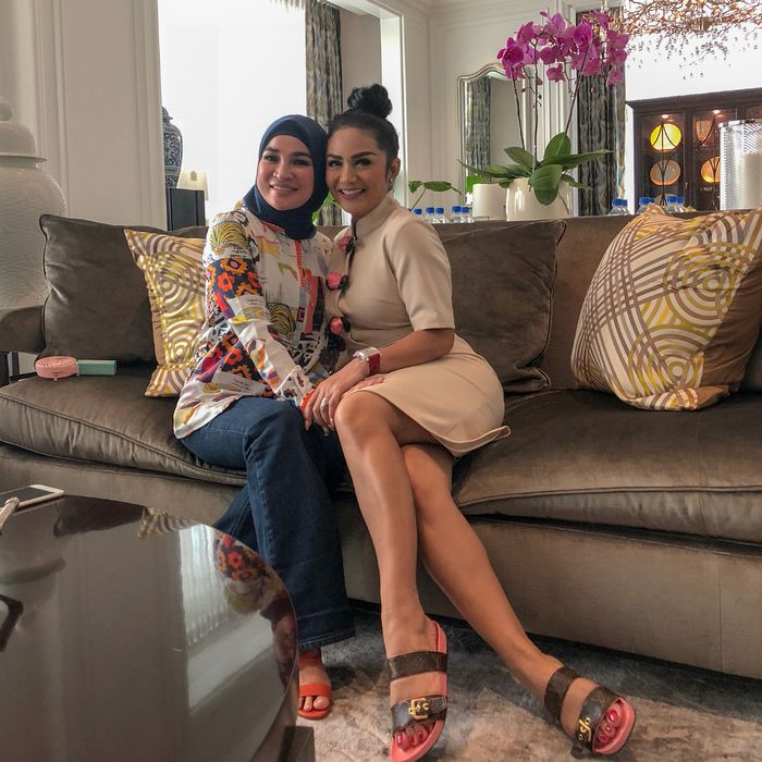 Krisdayanti mengenakan 'Open Toe Buckle Strap Sandals'