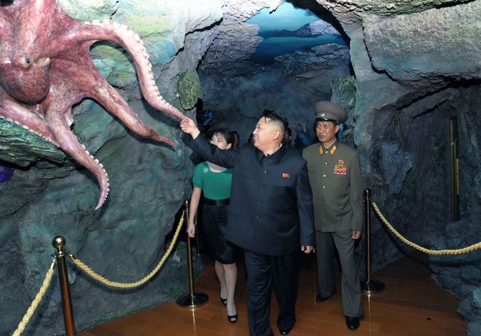 Kim dan Ri menghadiri upacara pembukaan Tanah Kesenangan Rakyat Rungna di Rungna Islet.