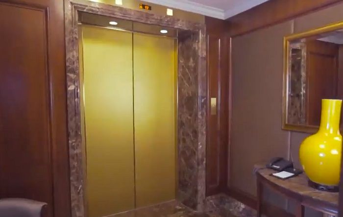 kamar ini dilengkapi dengan lift pribadi sehingga tak perlu berbagi lift dengan tamu lain