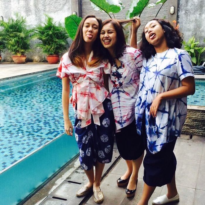 Anggraini kadiman bersama kedua anaknya