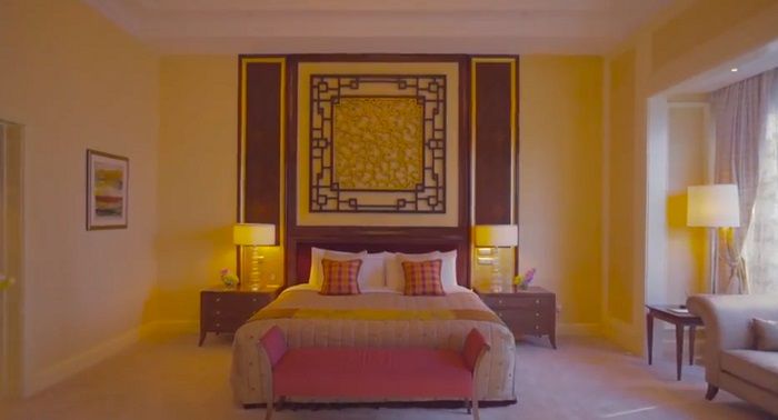 ranjang empuk siap dengan sprei bersih dan lampu tidur di kedua sisinya
