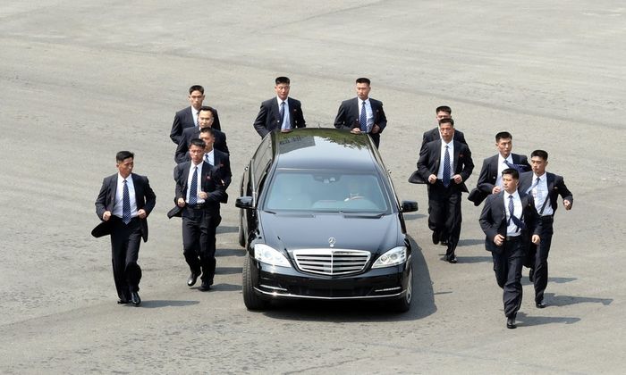 Pengawal Kim Jong Un pada bulan April 2018.