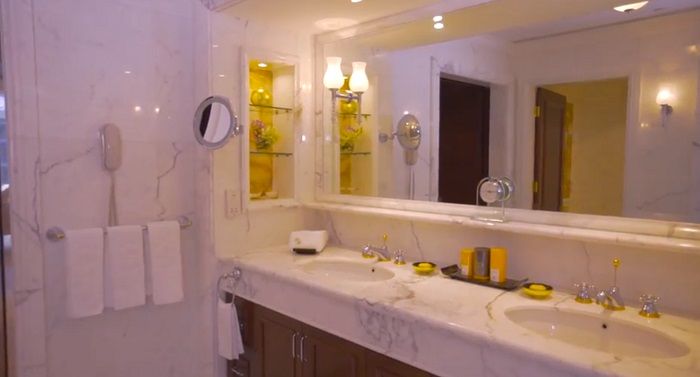 kamar mandi yang mewah dan luas bahkan wastafelnya terbuat dari marmer putih
