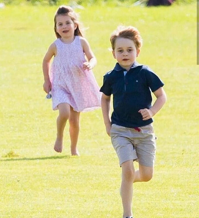 George dan Charlotte bermain bersama