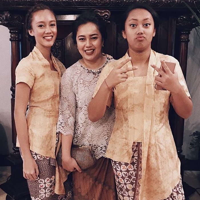 Anggraini Kadiman dan kedua anaknya