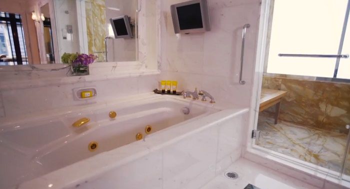 bak berendam yang dilengkapi dengan LCD TV