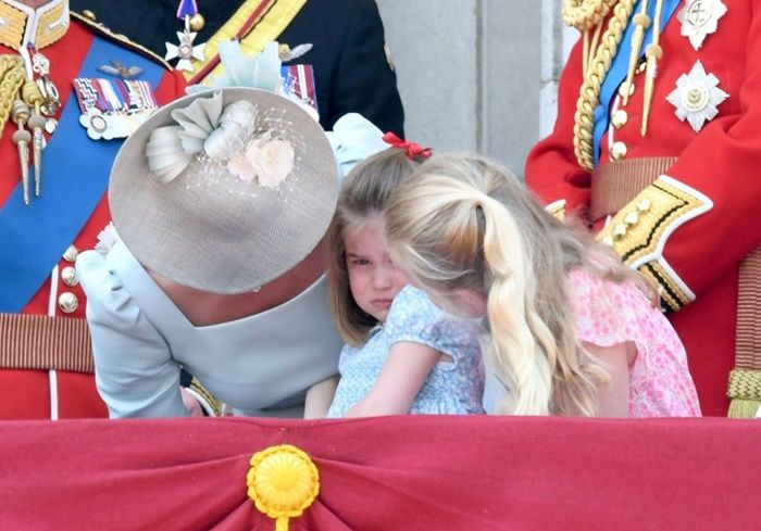 Putri Charlotte sedang dihibur oleh Kate Middleton dan Savannah Phillips