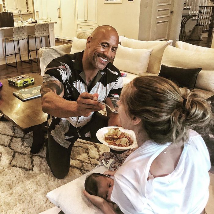 The Rock menyuapi istrinya yang sedang menyusui