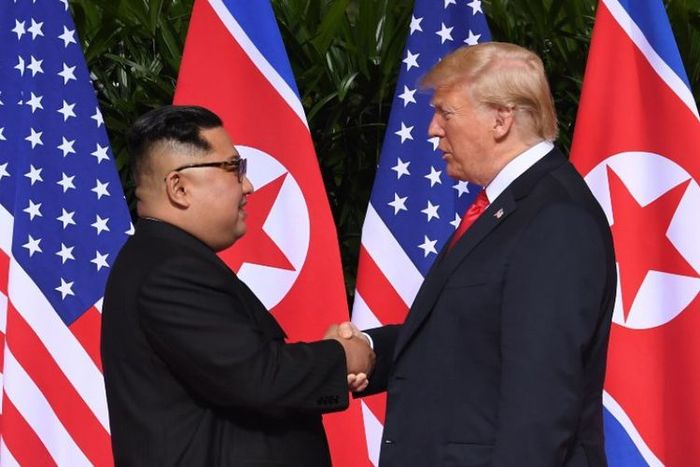 Kim Jong Un dan Donald Trump berjabat tangan