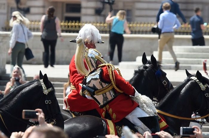 Field Marshal Lord Guthrie jatuh dari kudanya