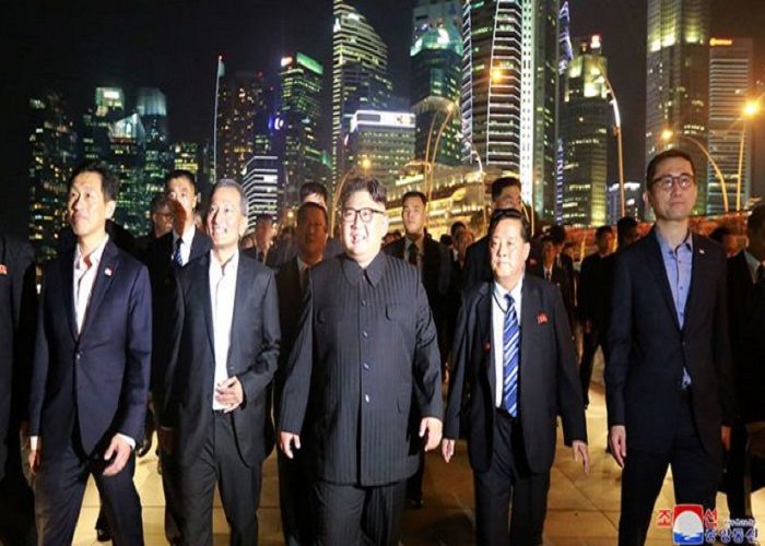 Kim saat jalan-jalan di Marina Bay