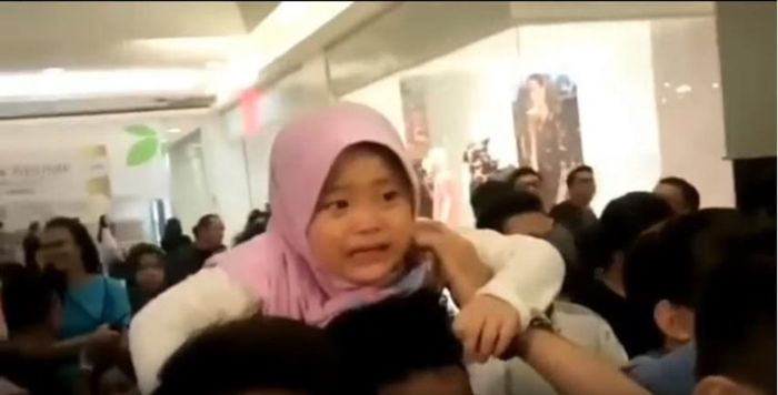 Anak Kecil yang Dipeluk Nissa