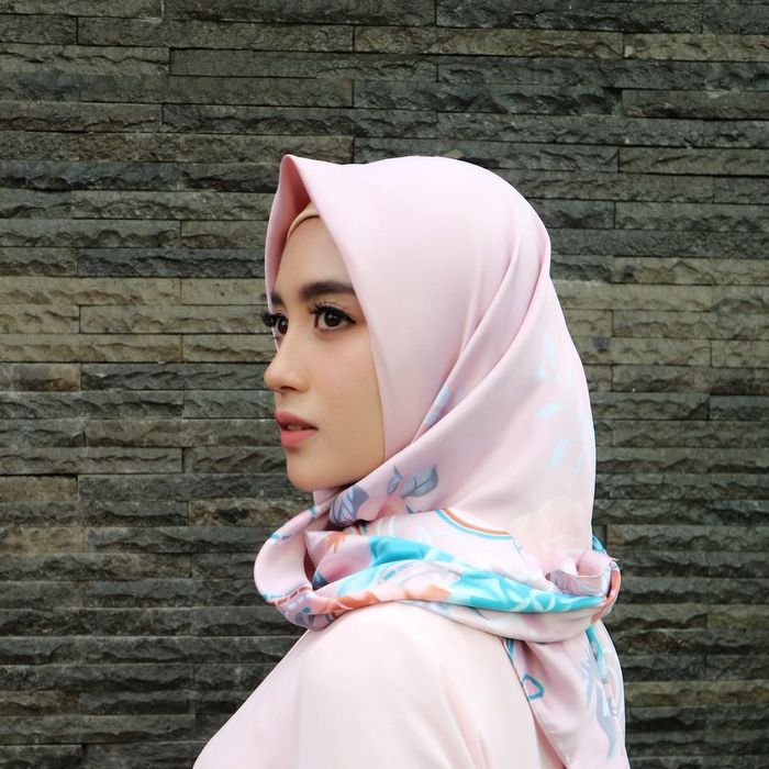 Nabilah kenakan hijab motif segi empat