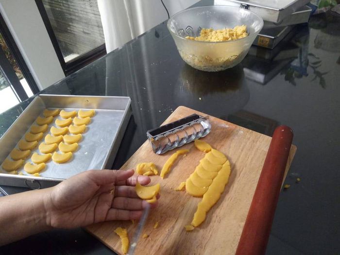 Memcetak kue putri salju
