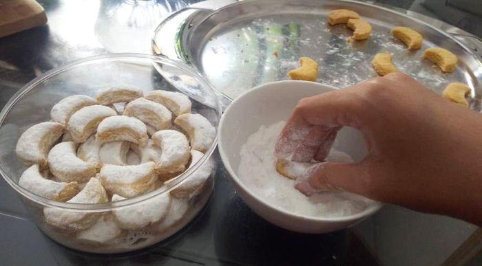 Menyelimuti dengan gula halus