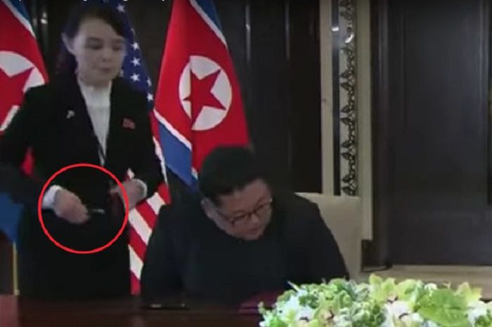 Adik Kim Jong-Un menyerahkan bolpoin yang berbeda