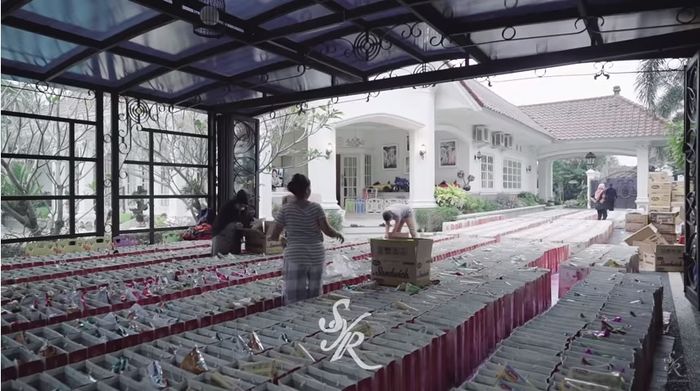 Halaman Rumah Syahrini saat ada acara santunan
