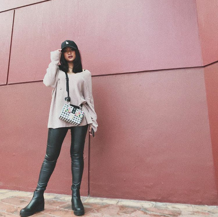 Marion Jola tampak mengenakan sweater oversized berwarna krem (instagram.com)